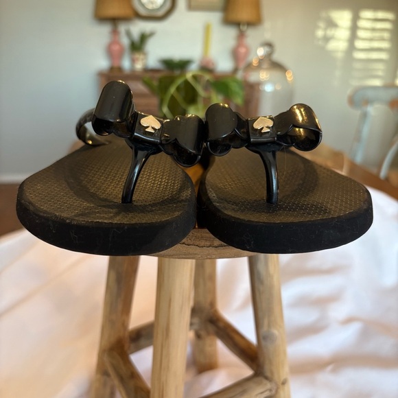 Kate Spade Size 6 Black Denise Bow Flip Flops Scalloped Straps - Picture 7 of 9